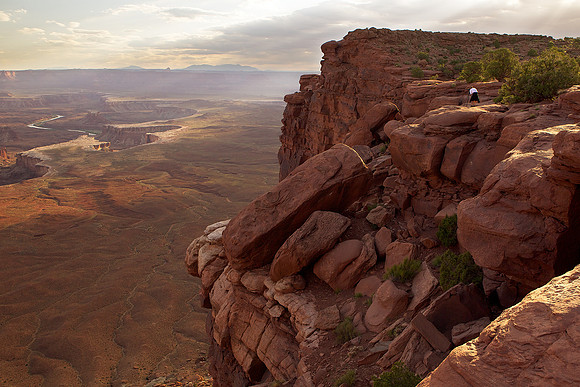 6.93 MB, 3000 x 2000: Photographer sets up at the Green River overlook in Canyon Lands National Park.
