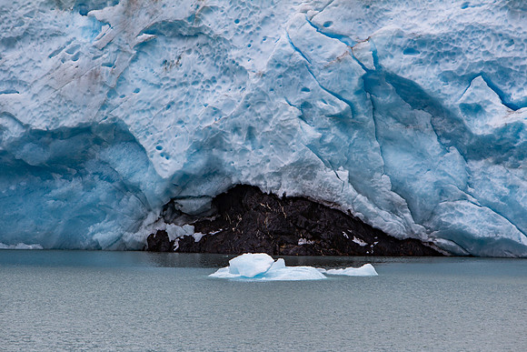 15.5 MB, 4896 x 3264: Large piece of ice floats by the blue and white ice of Portage Glacier