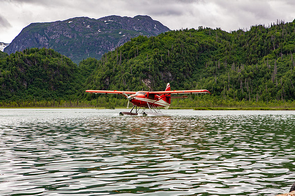 20.8 MB, 4896 x 3264: Red and white float plane taxiing on a lake