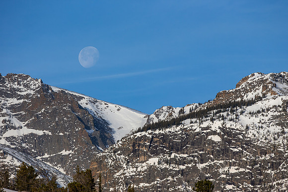 17.8 MB, 5184 x 3456: Waning gibbous moon setting behind the snowy mountain peaks.