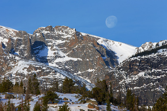 19.3 MB, 5184 x 3456: The moon setting behind the snowy mountain peaks in Rocky Mountain National Park.