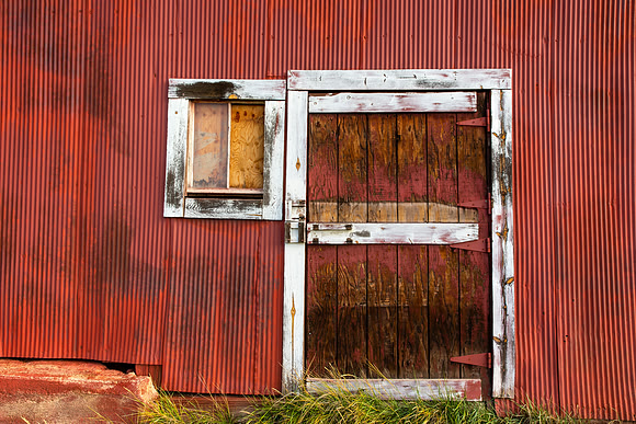 15.5 MB, 5184 x 3456: Old red barn door