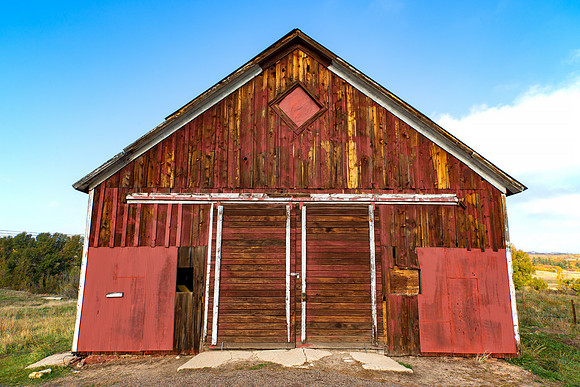 19.2 MB, 5184 x 3456: Old Weathered Red Barn