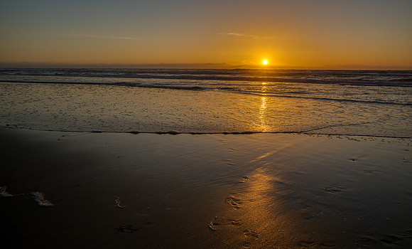 14.2 MB, 6720 x 4053: Beautiful sun setting into the Pacific on Mission Beach