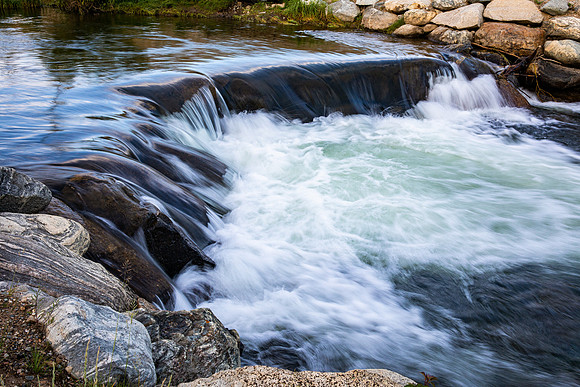 29.5 MB, 6430 x 4286: Small waterfall on the Blue River