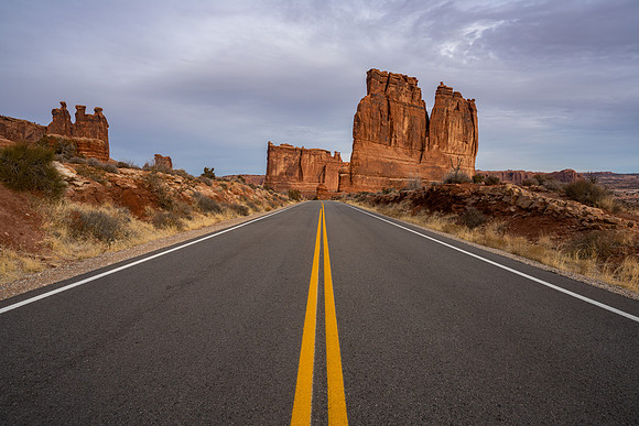 45.6 MB, 8500 x 5667: Road through Arches National Park