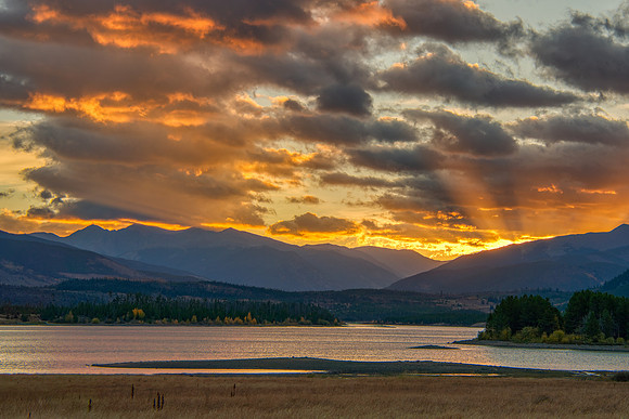 Daybreak Glimmer: Rays of Sunlight Light the Clouds