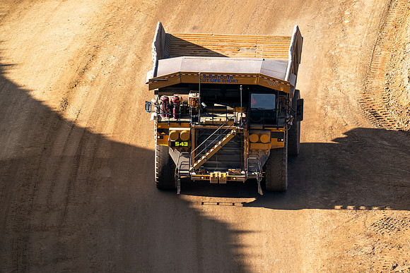 22.9 MB, 5341 x 3561: Empty Large Yellow Dump Truck